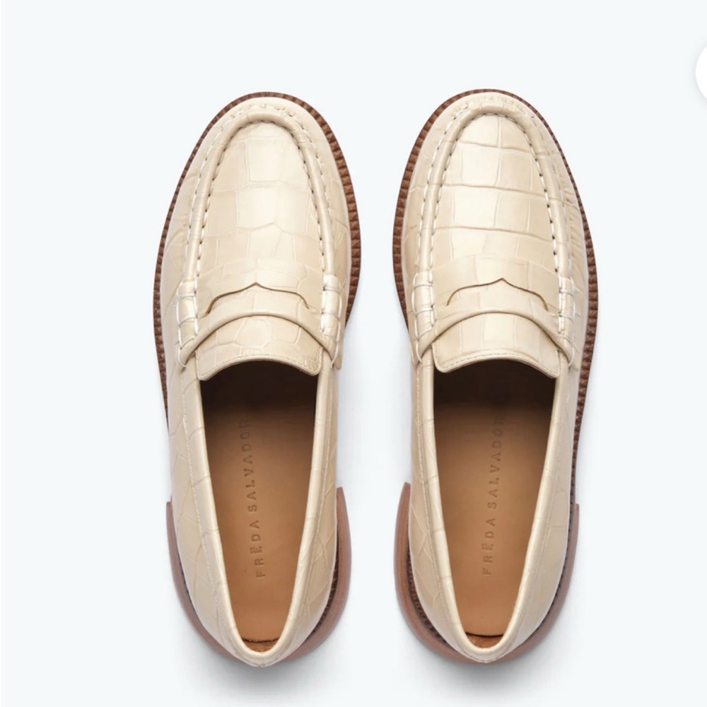Freda Salvador Elba Cream Loafers size 9